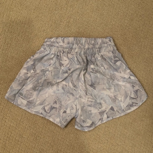 Lululemon tracker shorts sz 4 EUC jasmine white - Picture 4 of 6
